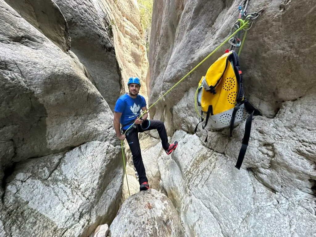 El guia d'ADN Pirineus, Edu, amb l'arnès i la corda en un barranc