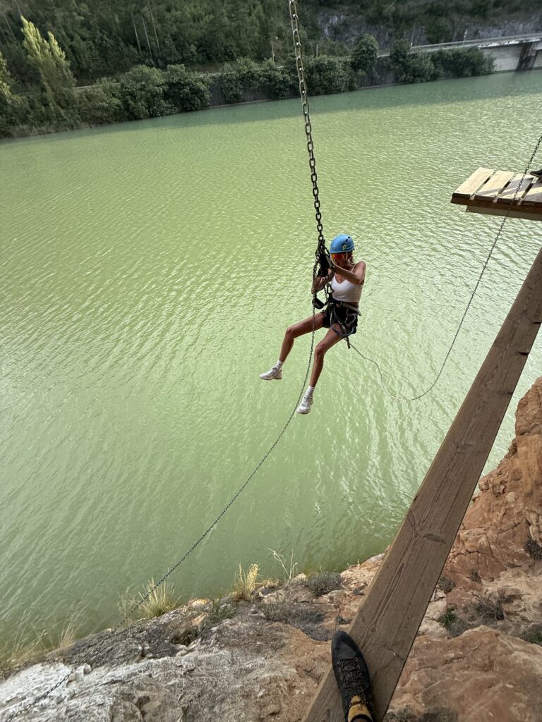 Salt de pèndul a la Via Ferrada Paret de les Arcades, Cellers, una de les millors activitats d'aventura al Pallars Jussà.