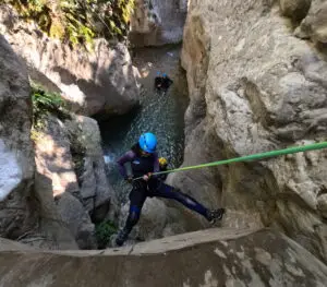 Una noia baixant en ràpel per les imponents parets de roca del barranc de l'Infern, a l'estret de Collegats, Pallars Sobirà.