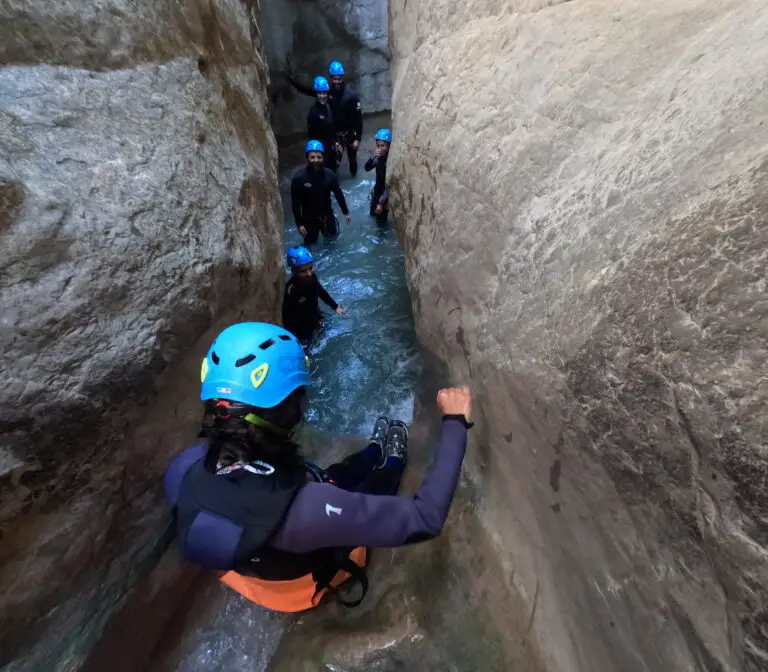 Grup reduït fent barranquisme al Pallars