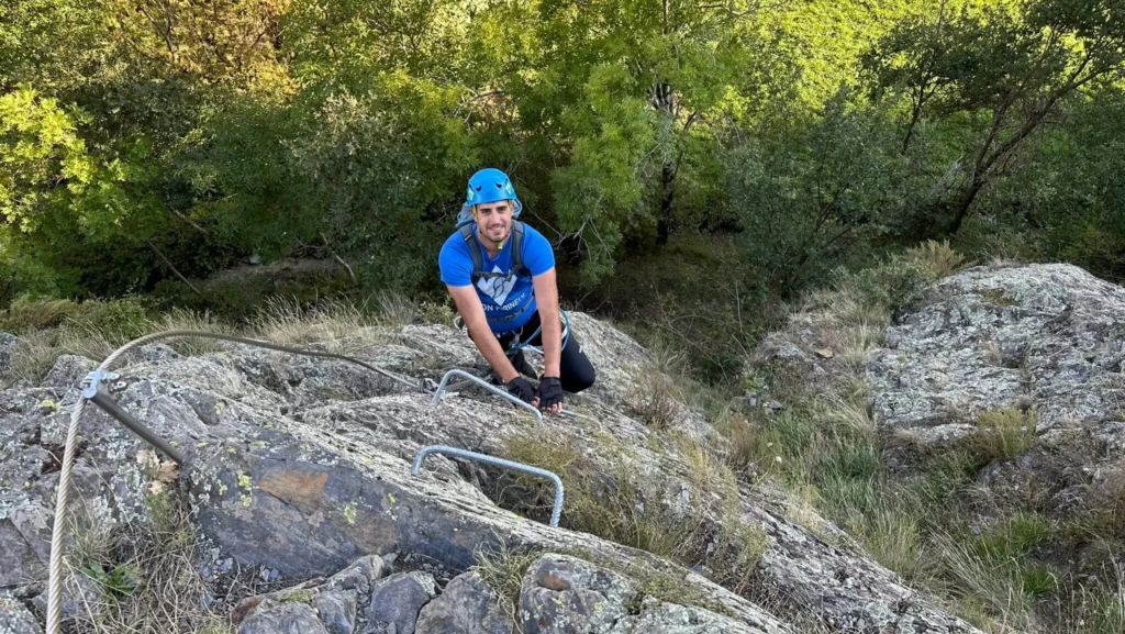 El guia d'ADN Pirineus escala una via ferrada a Catalunya, al Salt del Botanal (Pallars Sobirà, Pirineu)