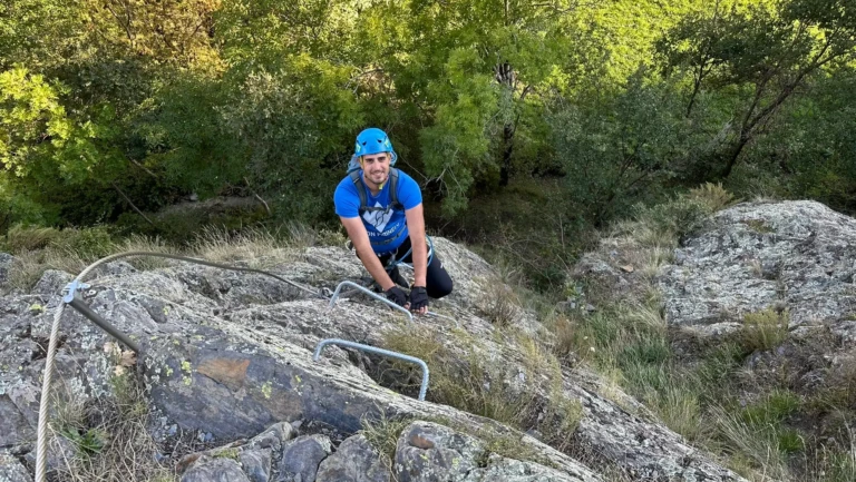 El guia d'ADN Pirineus escala una via ferrada a Catalunya, al Salt del Botanal (Pallars Sobirà, Pirineu)
