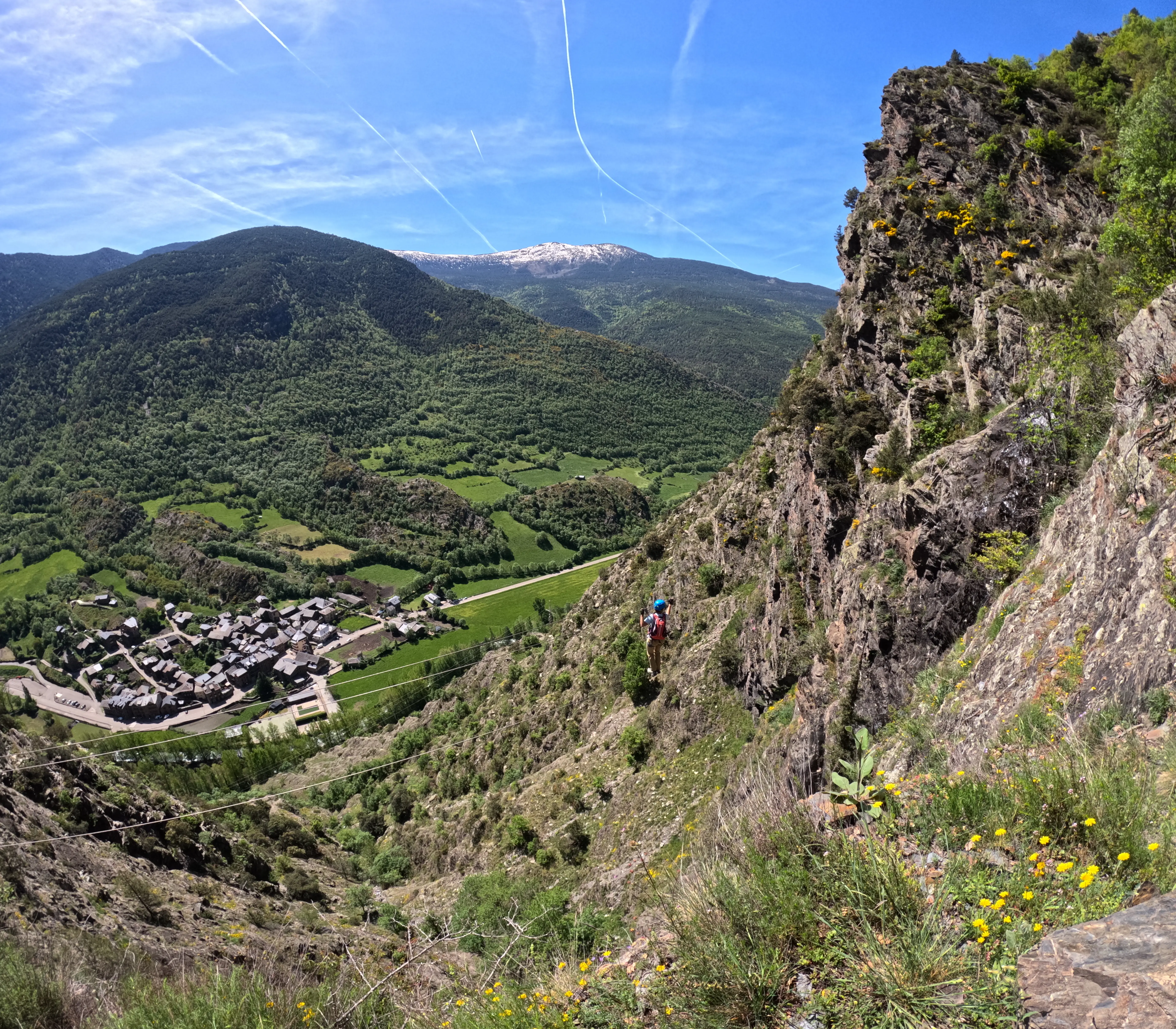 Una persona creuant un pont penjant a la via ferrada d'Alins, al Pallars Sobirà