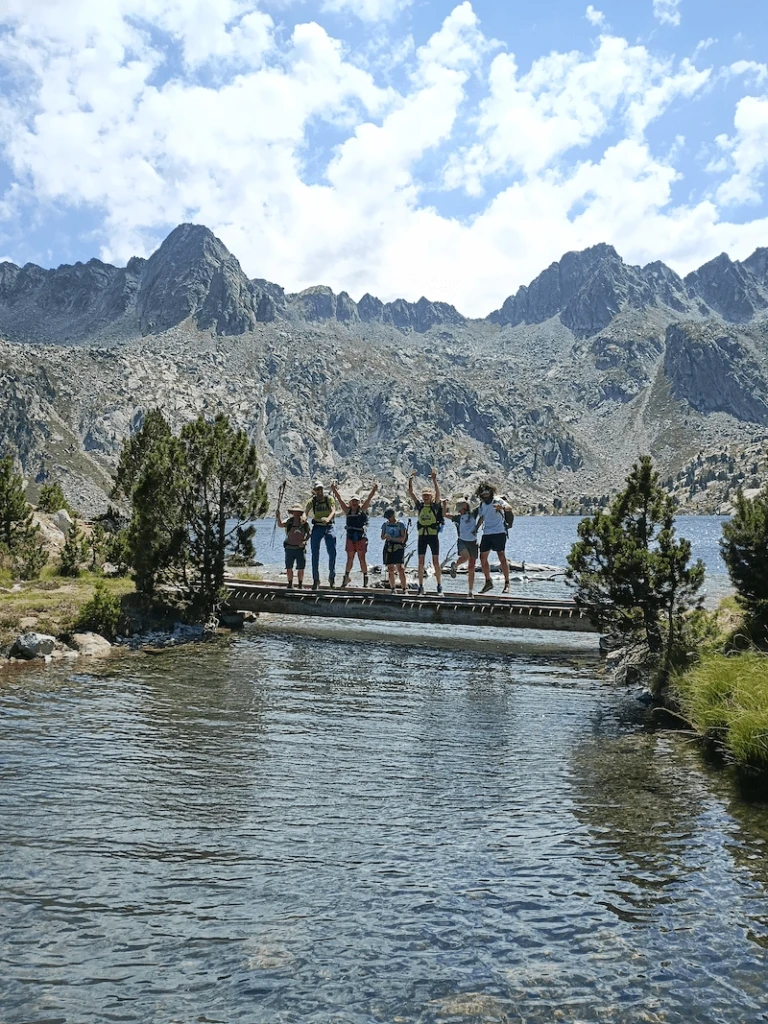 Grup fent la ruta al Parc Nacional d'aigüestortes de Carros de Foc
